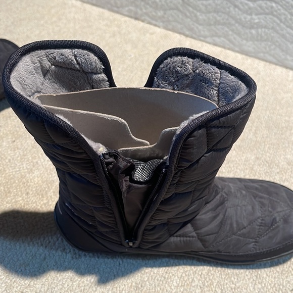 Brand new Columbia winter boots - Picture 2 of 3